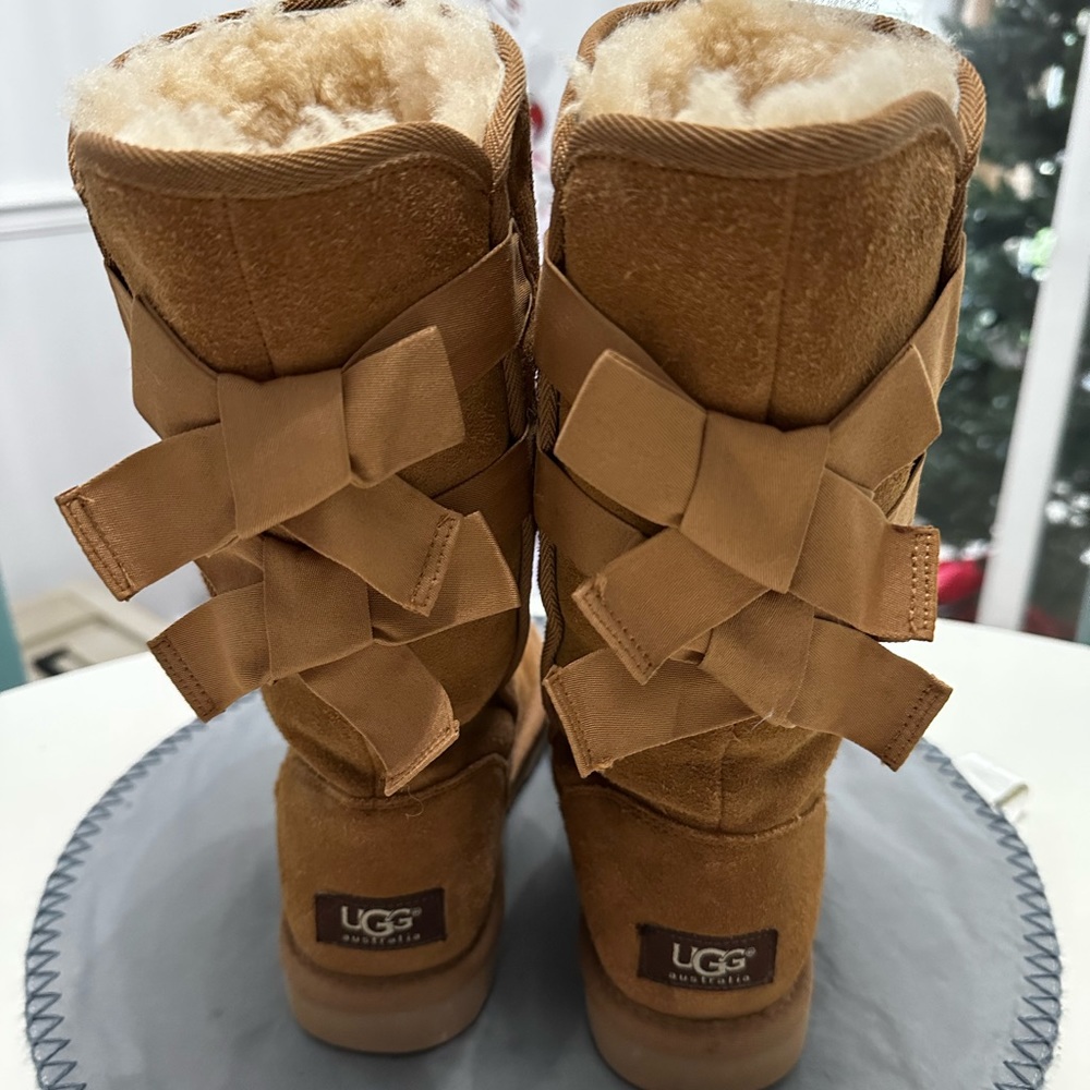 UGGS -girls Size 6 - Tall Bailey Bow LNC